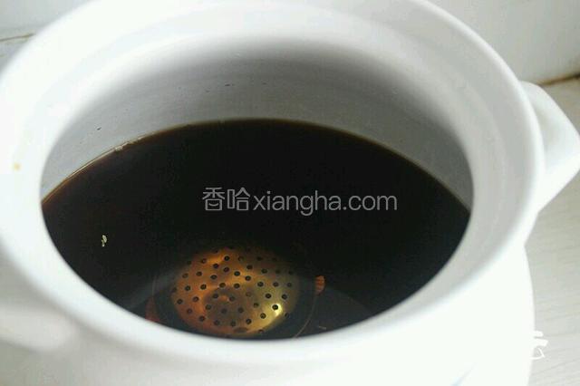 取砂锅做卤汤，加入凉水，放入调料盒，生抽，老抽，料酒，冰糖。