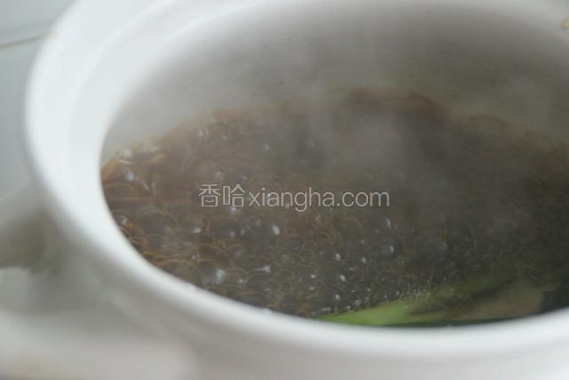 砂锅中放入姜片，葱段，盐，最小火慢煮1个半小时左右，用筷子扎一下没有阻力就可以了哦。