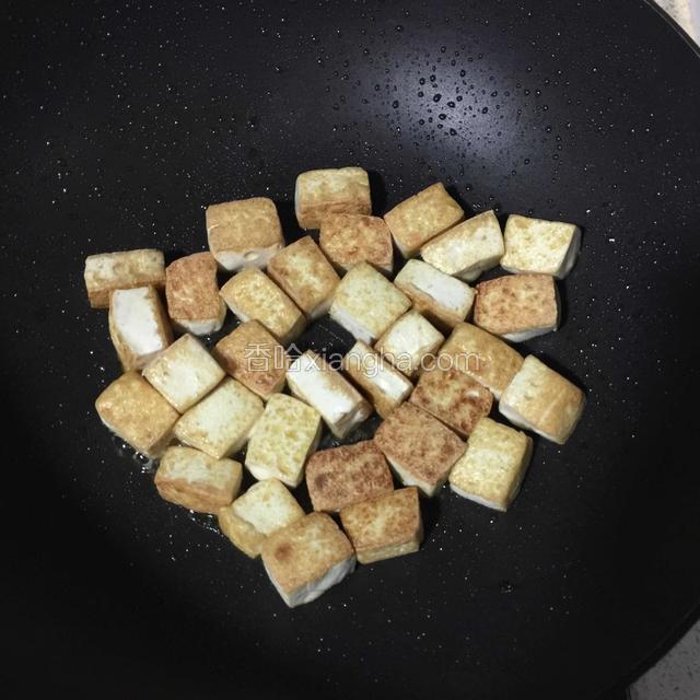 热锅起油倒入豆腐用小火煎至两面金黄盛起备用