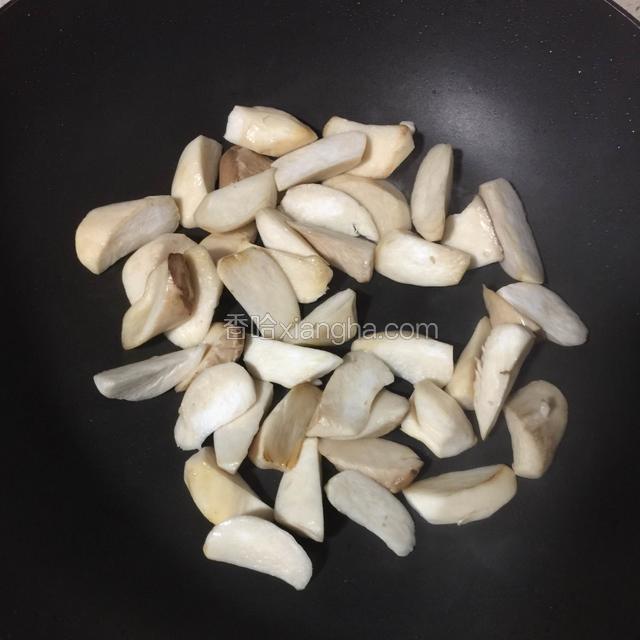 杏鲍菇煸炒变色盛起备用