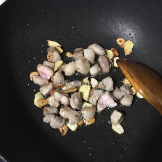 锅内倒入适量的油煸香姜蒜再倒入五花肉翻炒出油