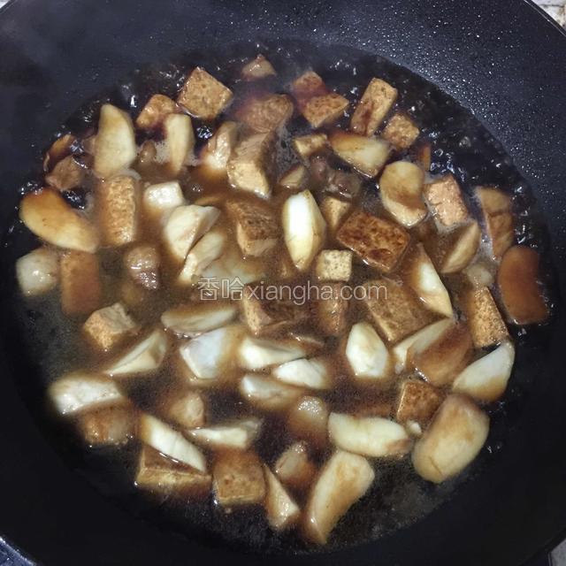 倒入杏鲍菇豆腐翻炒均匀加各种调味料加入清水大火煮开转小火慢慢收汁