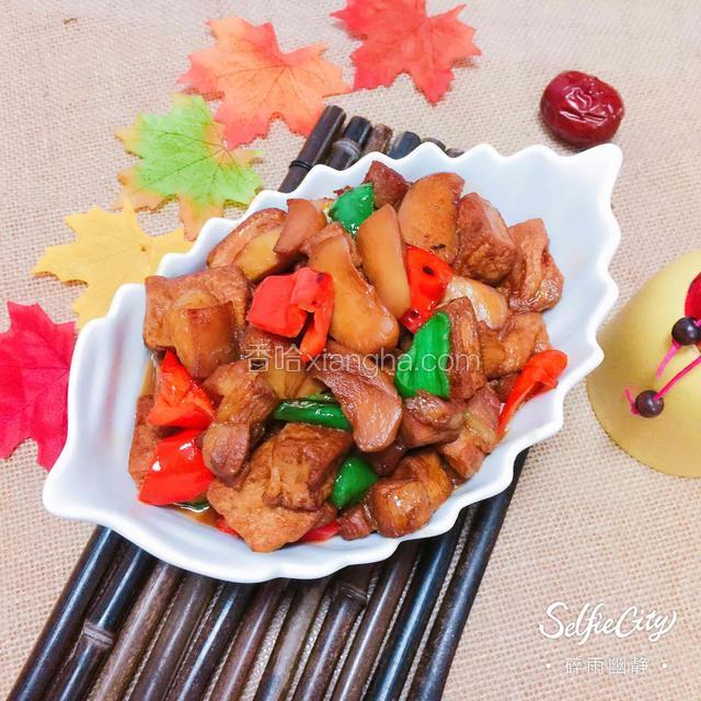 起锅前加入青椒红椒再稍微翻炒片刻