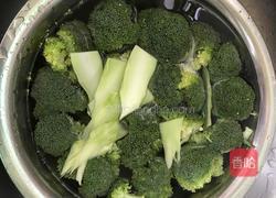 青炒西兰花的做法图解1