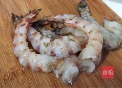 蒜蓉粉丝蒸大虾的做法图解2