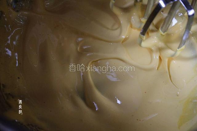 打发至提起打蛋器，蛋黄可画出清晰纹路，且缓慢消散。