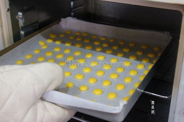 放入烤箱100度，烘烤25分钟，注意观察。