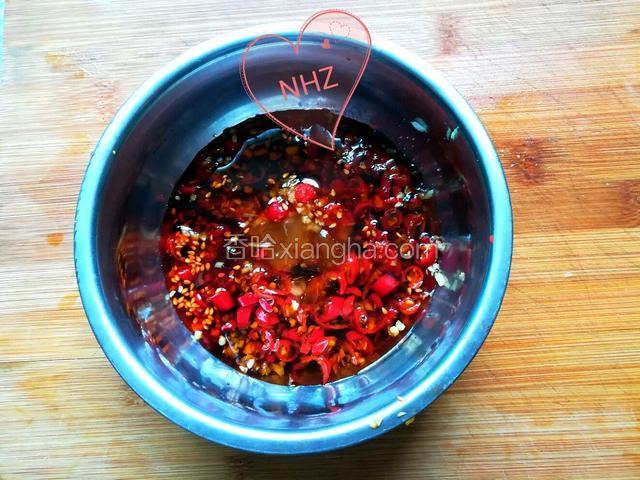 蚝油 生抽 糖 芝麻油 老抽 尖椒碎 姜蒜末调匀 