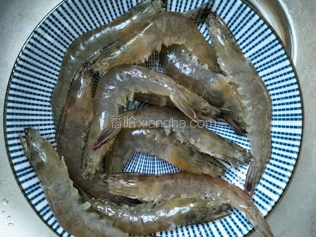 准备好大虾，去虾线，背部用刀划开