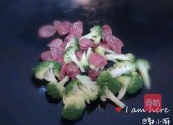 西兰花炒腊味 广味香肠炒西兰花 快手菜的做法图解3