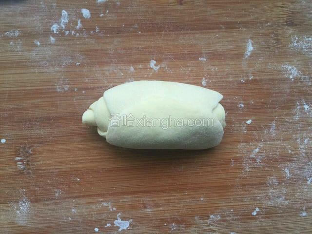 从上而下卷起。