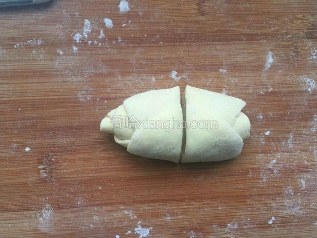 用刀从中间切开。