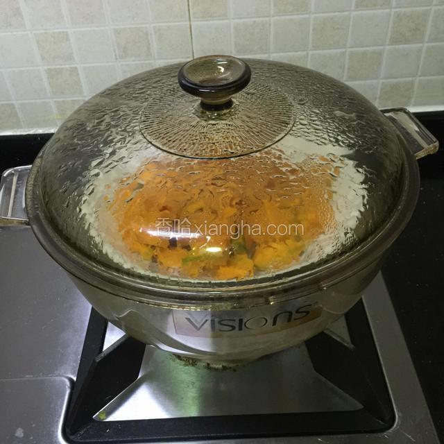 南瓜切块放锅里蒸至熟。
注意：蒸熟后的南瓜，水份多，一定要把盘子多余的水份倒掉。不然南瓜太湿会导致添加太多糯米粉，口感不好。