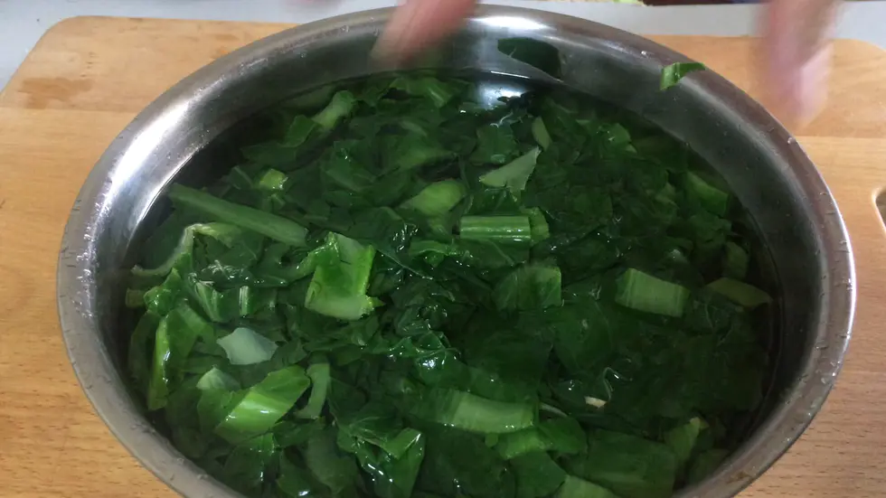 将凉水泡过的小白菜攥干
