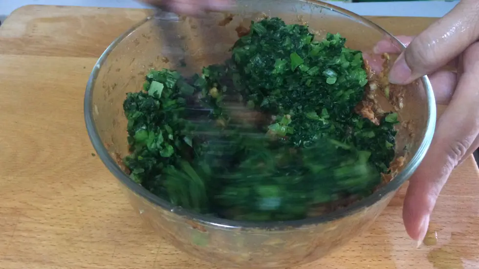 将菜肉搅拌均匀