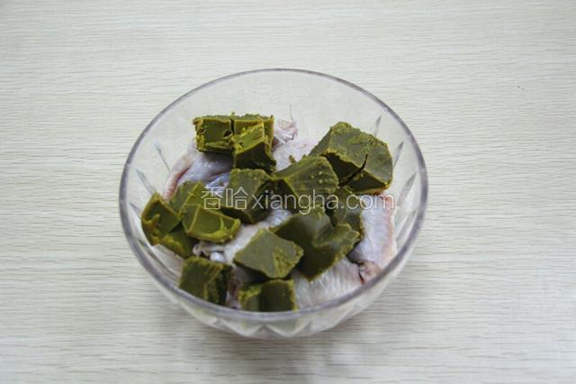 鸡中翅用清水先干净，擦干水分。将咖喱酱加入，搅拌均匀，使咖喱酱裹在鸡翅上，腌制2个小时左右