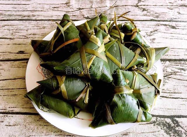 好了，小枣糯米粽子出锅了，满屋飘香呢，快来尝尝吧，甜软糯口感不错呢！