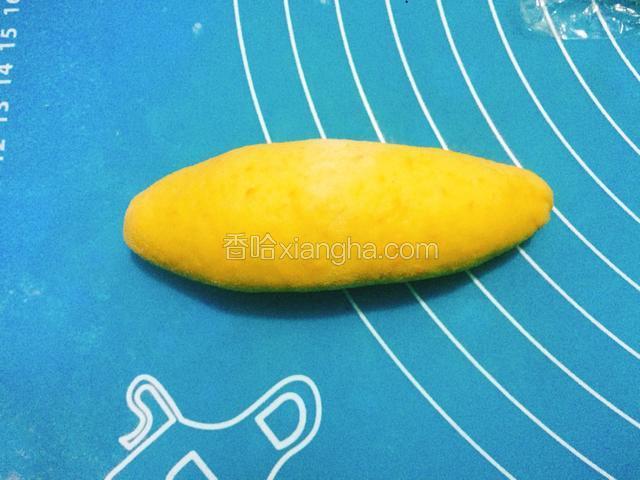 从上往下卷成橄榄形。
