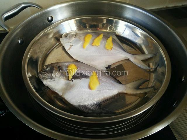 锅中烧开水，水开后放入海鲳鱼蒸十分钟。
