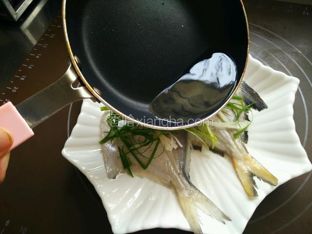 小煎锅倒入适量玉米油，烧到冒烟，淋在鱼表面和葱丝上，到处都淋上，激出葱的香味。
