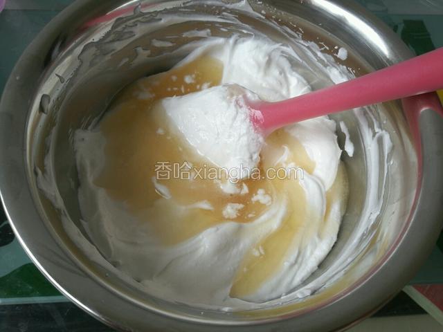 再倒入吉利丁粉液搅拌均匀。