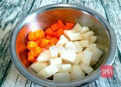 白萝卜炖肉丁的做法图解2