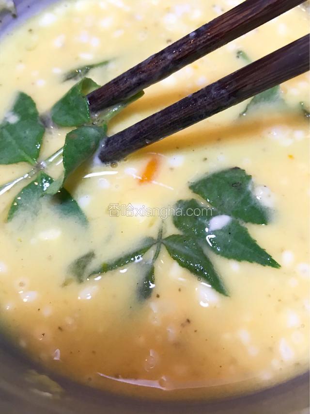 花椒芽加入面糊里裹匀