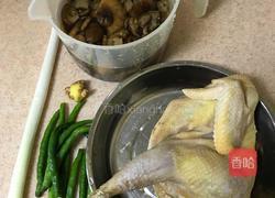 野生菌烧鸡的做法图解1