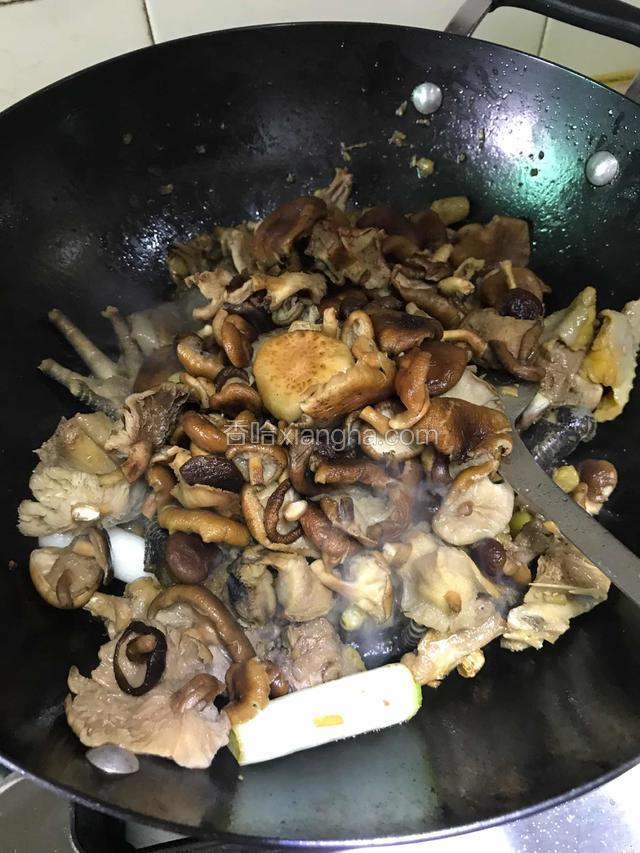 把野生菌挤一下水下入鸡肉一起翻炒出菌香味（时间可以久一点约6、7分钟）