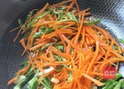 胡萝卜炒青椒的做法图解6