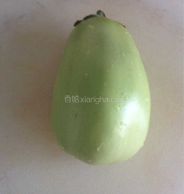准备青皮茄子一个洗净