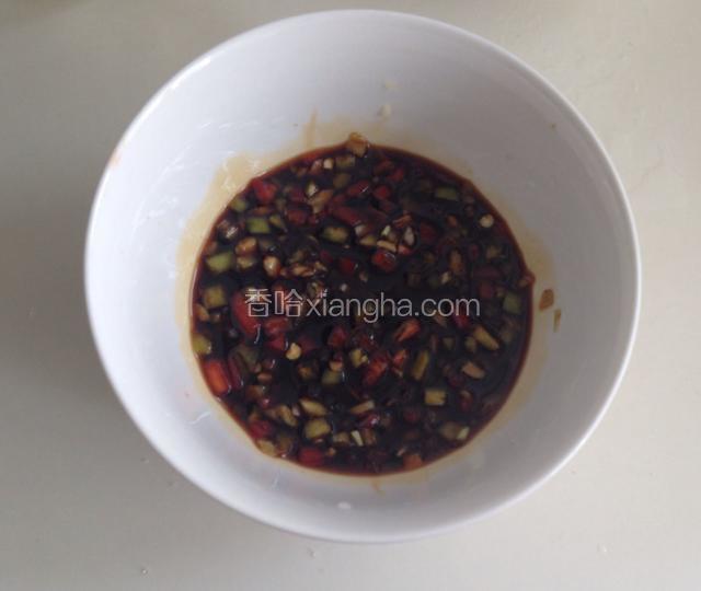 倒入生抽，蒸鱼豉油，放入白糖和盐调成料汁