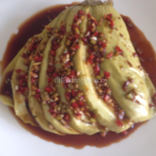 茄子蒸好取出，倒上料汁
