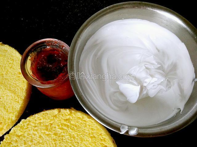 然后从冷藏中取出奶油和打发奶油的容器开始加糖打发，大约不到两分钟就可以打发到硬性发泡状态。。看图中也就是有直立的尖角。