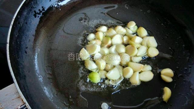 锅内放少许油烧热，放入苦藠炒出香味。