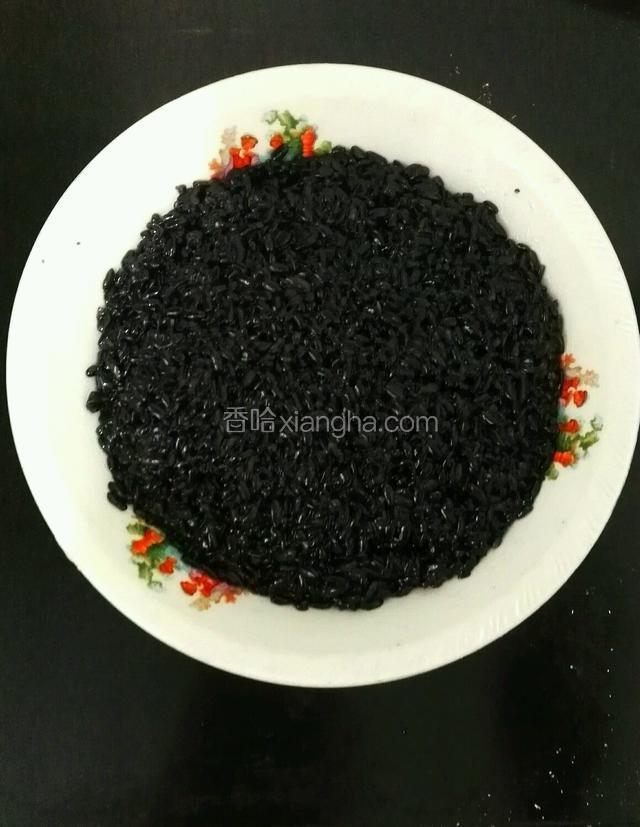 把边上的乌米，盖住豆沙馅，如图