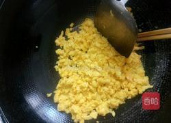 鲜虾仁火腿特色蛋炒饭的做法图解3