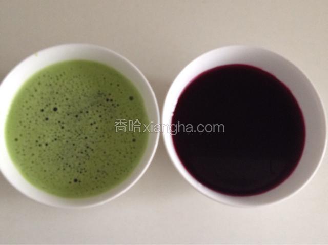 绿苋菜清洗干净切碎，放少量清水，用料理机直接榨汁，两种颜色的菜汁都做好了