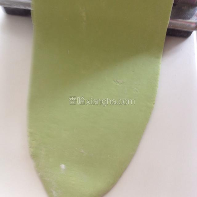 面条机调成最厚的档位，把面坯放进去压成面片