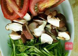 菠菜香菇番茄汤的做法图解1