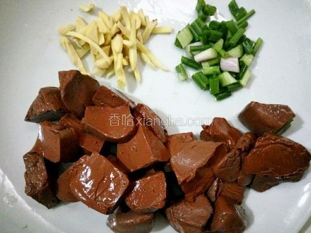 猪红切小块、葱清洗干净切成葱花、姜去皮清洗干净切丝