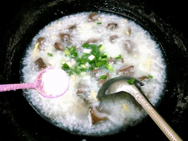 放葱、盐、搅拌匀即可