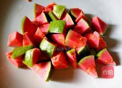 盐拌红心番石榴的做法图解3