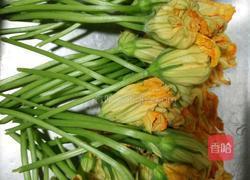 尖椒炒南瓜花的做法图解1