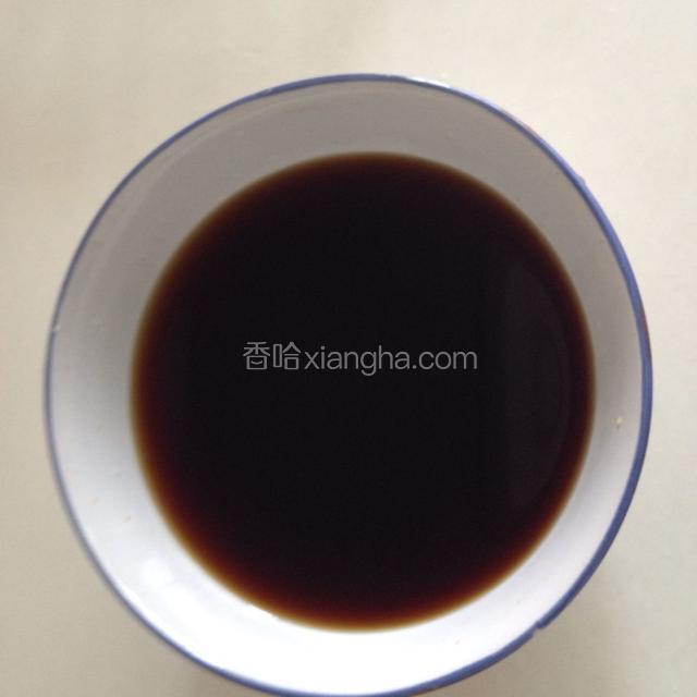 把200g白开水和生抽、白醋混在一起
