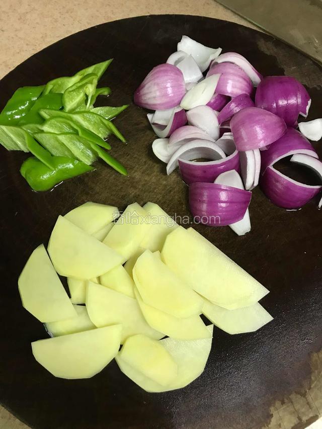 洋葱、青椒洗净切成片，土豆去皮切成厚片备用