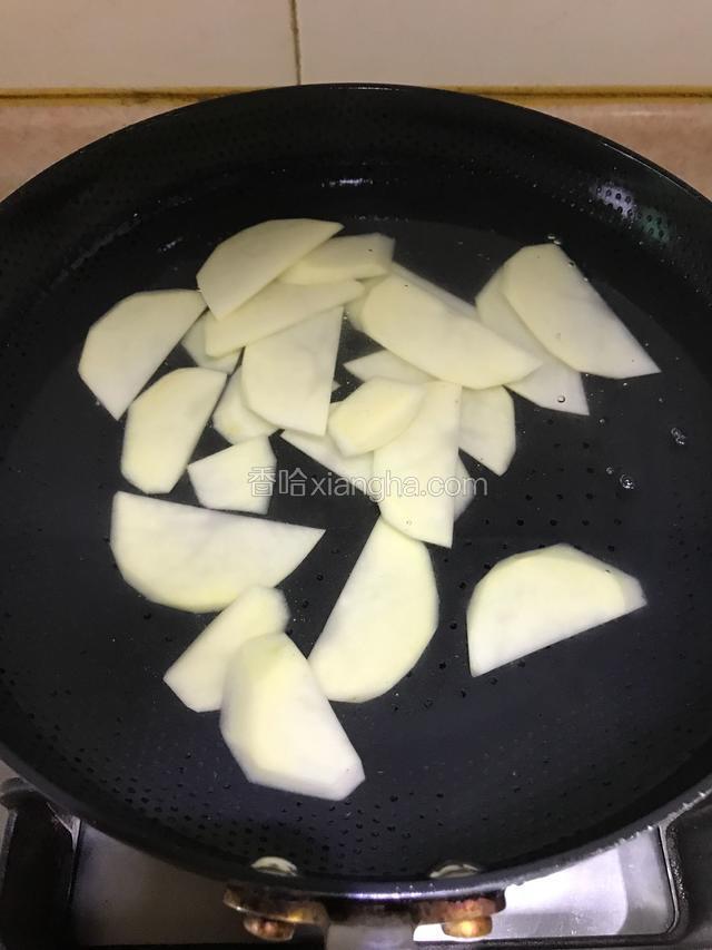锅内加入适量清水，放入土豆煮熟（刚熟就可以，不要煮太软)