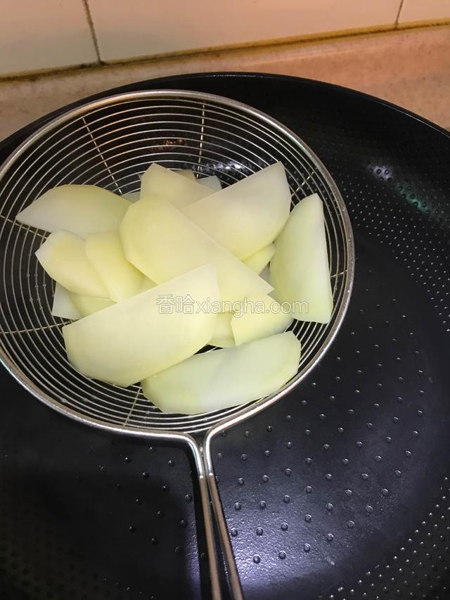 煮好的土豆片滤出