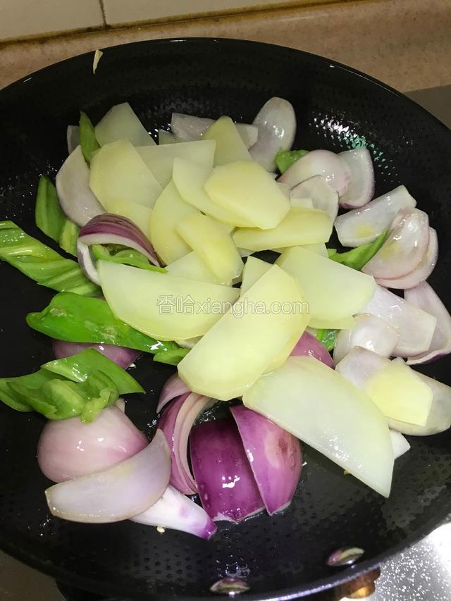 放入土豆片、调入盐、鸡精炒匀