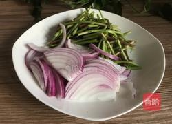 洋葱青椒炒苋菜梗的做法图解2